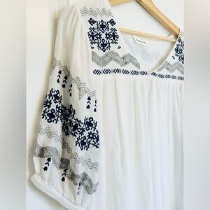 Lucky & Coco Embroidered Boho gauzy top
Medium 8/10